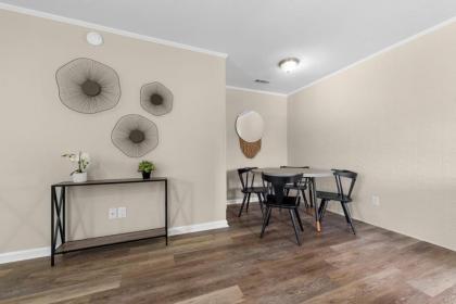 Viagem Bright 2BR Parking 1 Block to the Beach - image 6