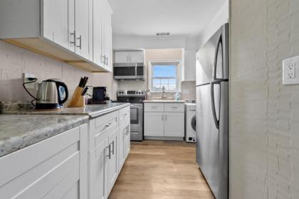 Viagem Bright 2BR Parking 1 Block to the Beach - image 7
