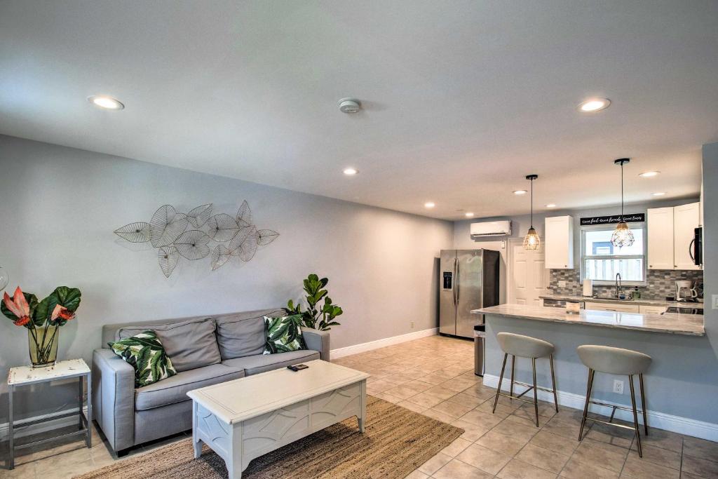 Pet-Friendly Palm Beach Pad - 1 Mi to Ocean! - main image
