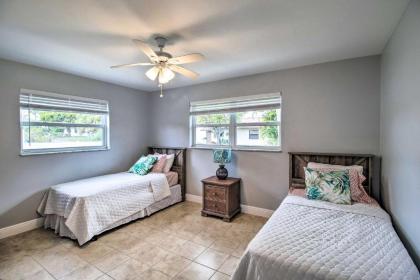 Pet-Friendly Palm Beach Pad - 1 Mi to Ocean! - image 14