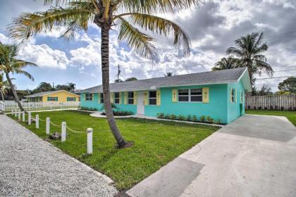Pet-Friendly Palm Beach Pad - 1 Mi to Ocean! - image 3