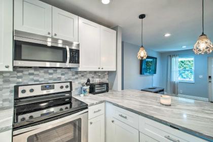 Pet-Friendly Palm Beach Pad - 1 Mi to Ocean! - image 4