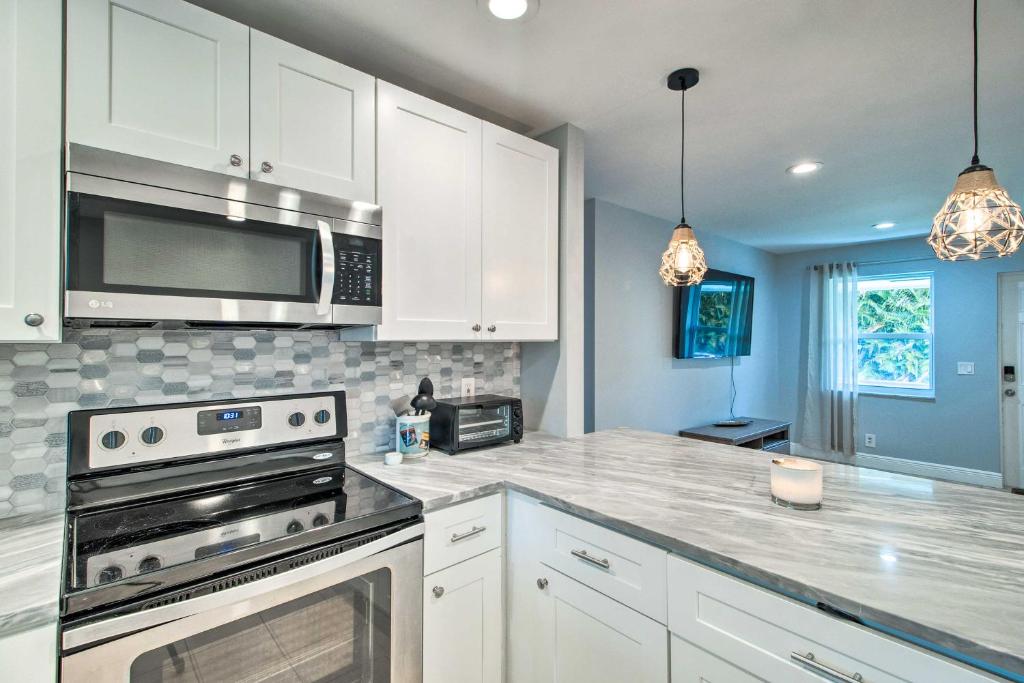 Pet-Friendly Palm Beach Pad - 1 Mi to Ocean! - image 4