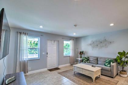 Pet-Friendly Palm Beach Pad - 1 Mi to Ocean! - image 6
