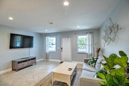 Pet-Friendly Palm Beach Pad - 1 Mi to Ocean! - image 7