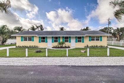Coastal Townhome with Patio about 2 Mi to Beach! - image 2