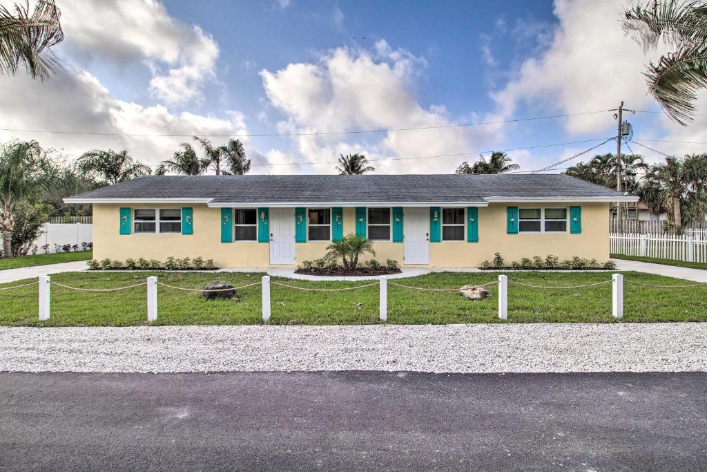 Coastal Townhome with Patio about 2 Mi to Beach! - image 2