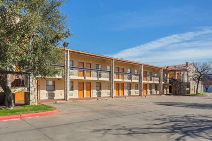 Quality Inn & Suites North Richland Hills - image 14