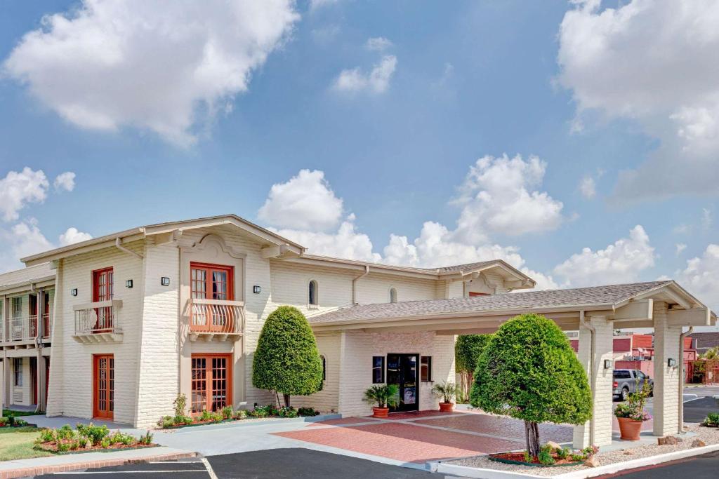Travelodge by Wyndham North Richland Hills/Dallas/Ft Worth - main image