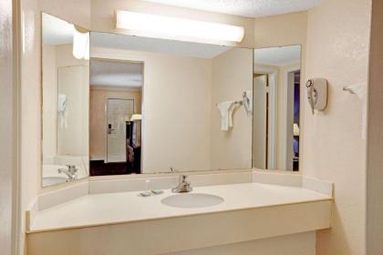 Travelodge by Wyndham North Richland Hills/Dallas/Ft Worth - image 7