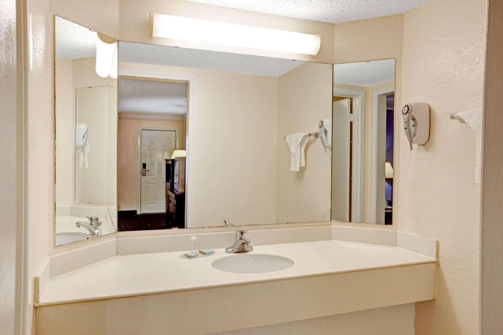 Travelodge by Wyndham North Richland Hills/Dallas/Ft Worth - image 7