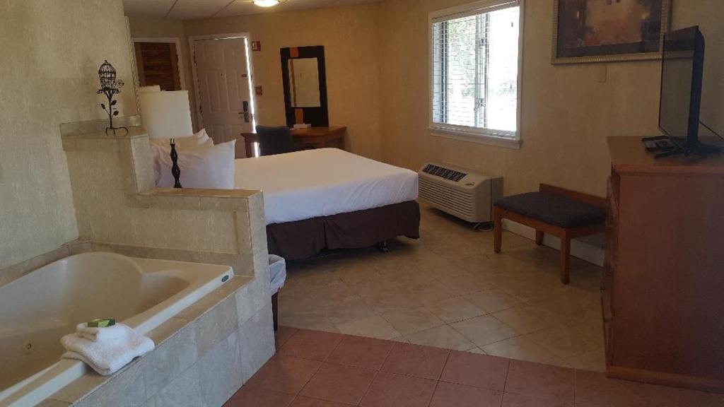 Cedar Park Inn - image 7