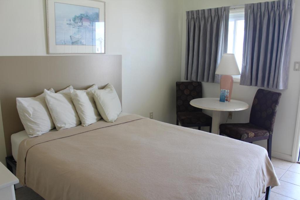 Condor Motel - Beach Block - image 3