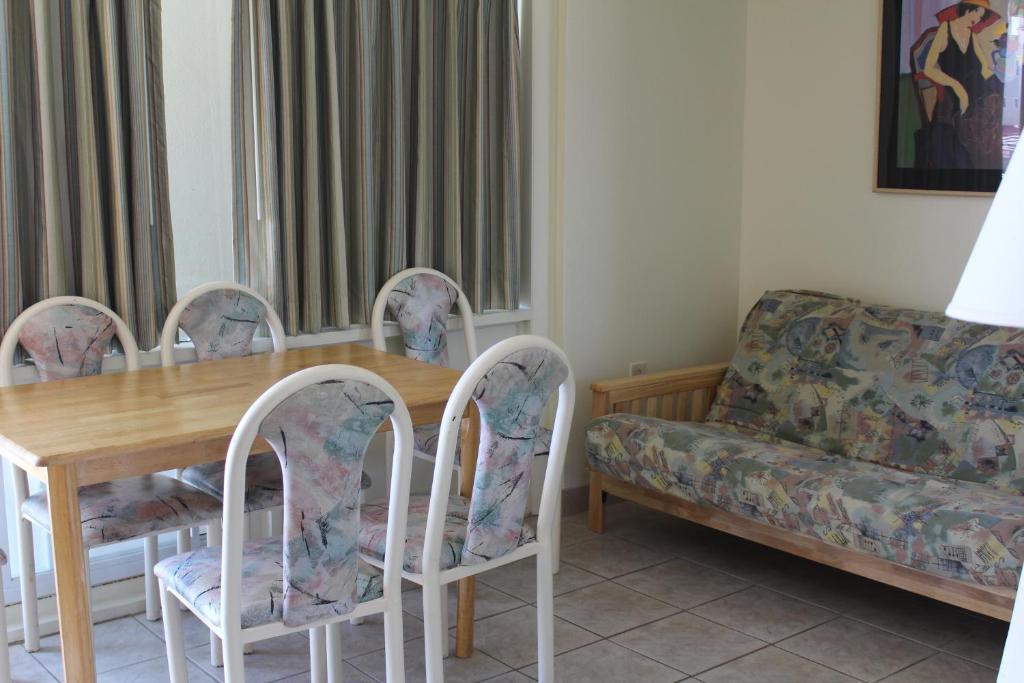 Condor Motel - Beach Block - image 4
