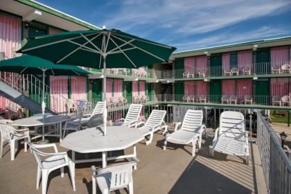 Grecian Garden Motel - image 13
