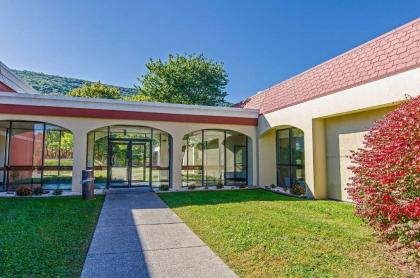 Econo Lodge Inn & Suites - Norton - image 12