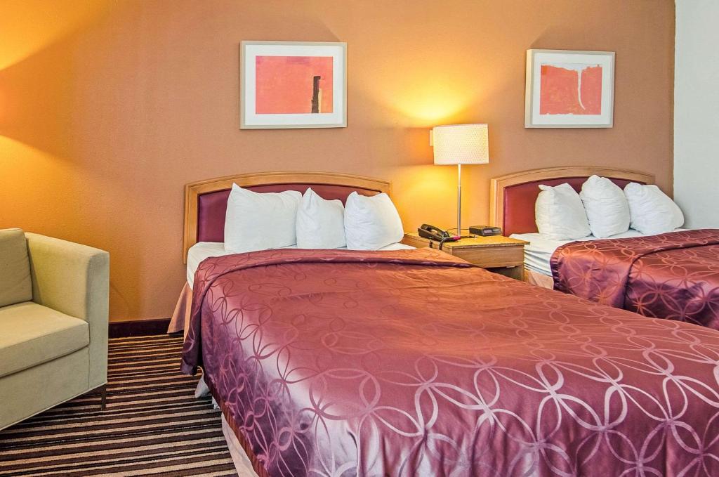 Econo Lodge Inn & Suites - Norton - image 3