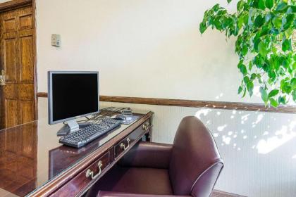 Econo Lodge Inn & Suites - Norton - image 9
