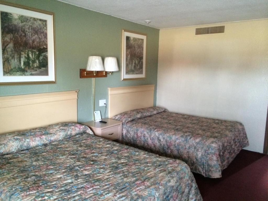 Hillcrest Motel - image 2