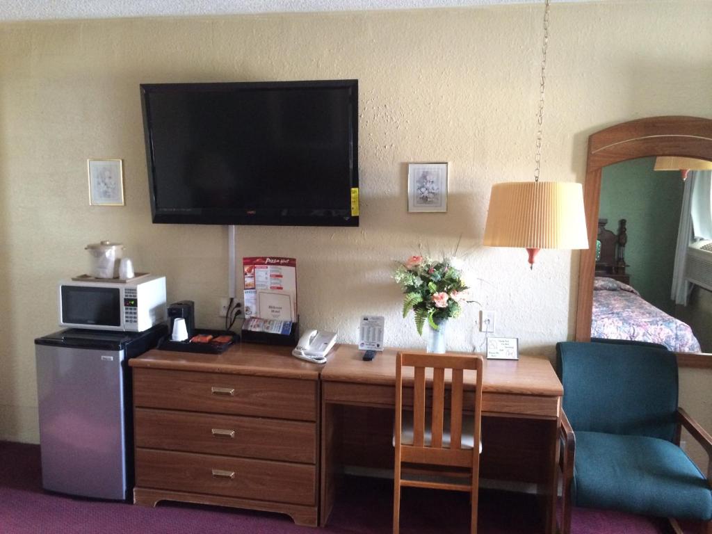 Hillcrest Motel - image 3