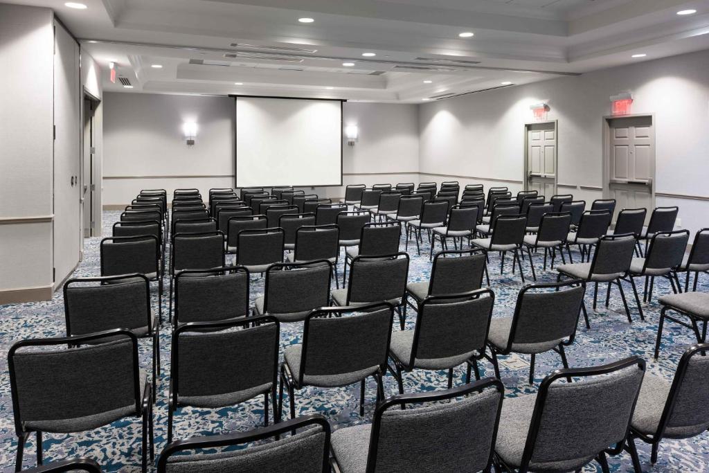Hilton Garden Inn Detroit/Novi - image 2