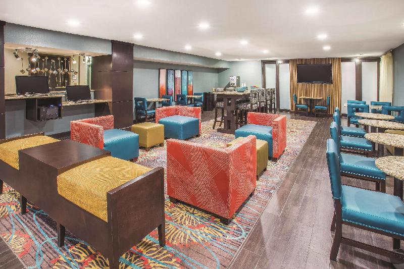 La Quinta Inn & Suites by Wyndham O'Fallon - St. Louis - image 2
