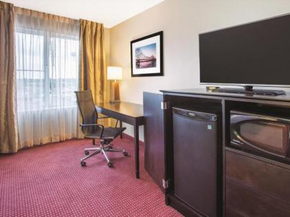La Quinta Inn & Suites by Wyndham O'Fallon - St. Louis - image 7