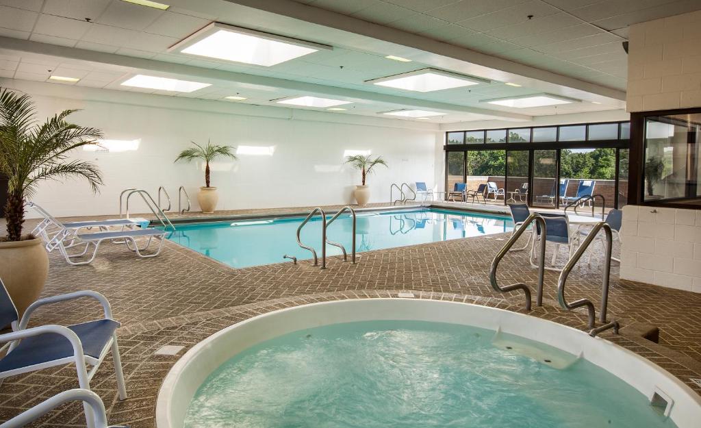 DoubleTree by Hilton Chicago - Oak Brook - image 4