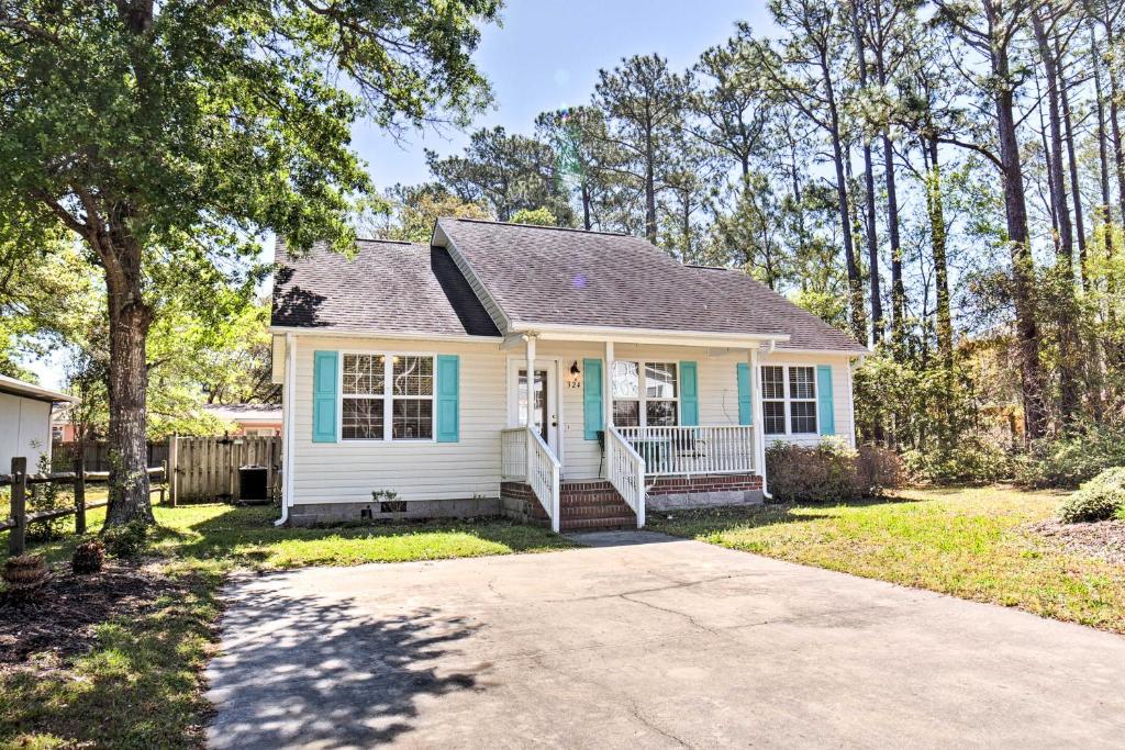 Oak Island Cottage - Walk to Beach and Intracoastal! - main image