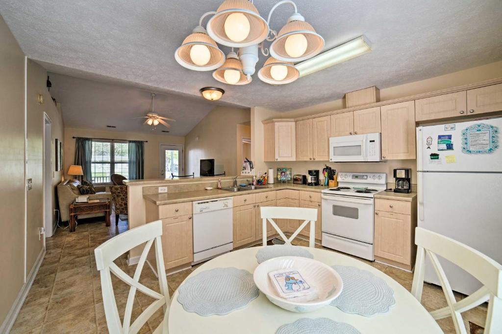 Oak Island Cottage - Walk to Beach and Intracoastal! - image 7