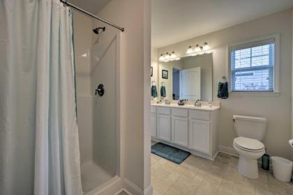 Modern Oak Island Home 1 Mile to the Beach! - image 11