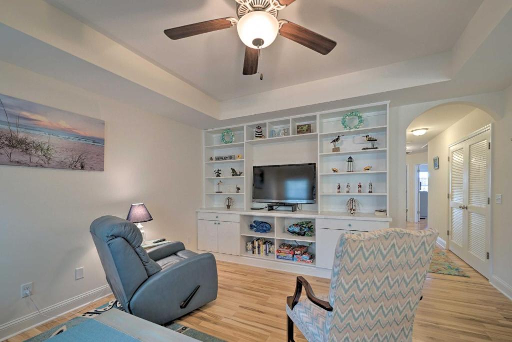 Modern Oak Island Home 1 Mile to the Beach! - image 3