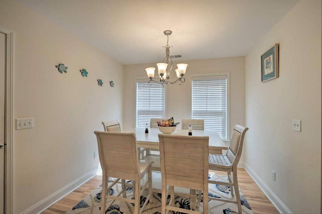 Modern Oak Island Home 1 Mile to the Beach! - image 6
