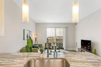 Bright & Comfortable Oakbrook 2BR Apt Free Parking OAK28 - image 11