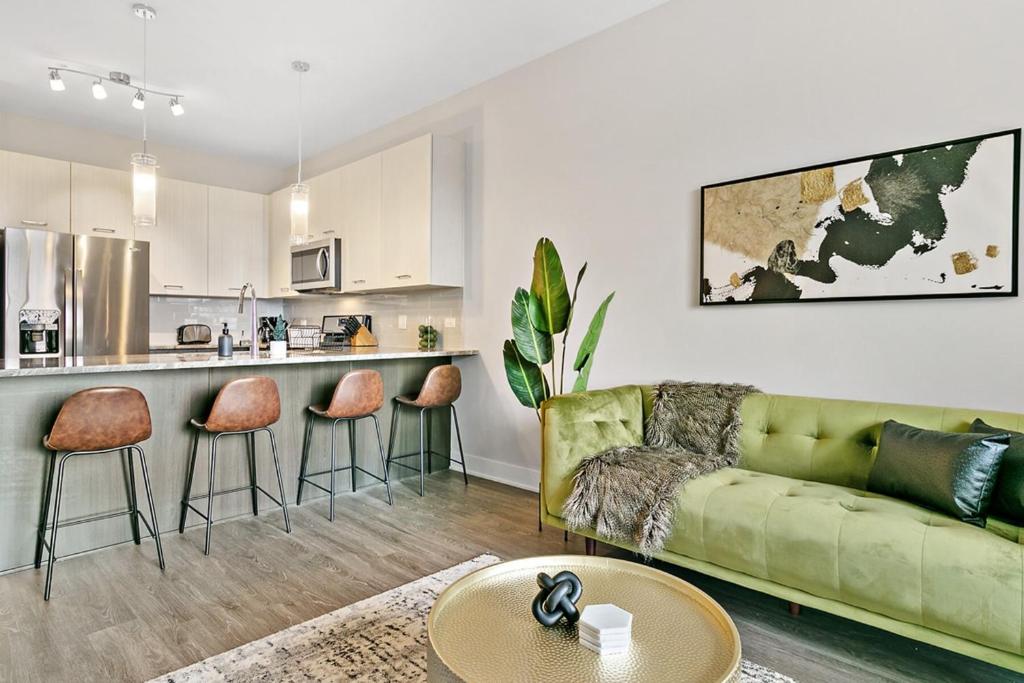 Bright & Comfortable Oakbrook 2BR Apt Free Parking OAK28 - image 3