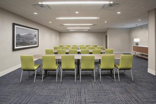 Holiday Inn Express & Suites Oakhurst-Yosemite Park Area an IHG Hotel - image 2