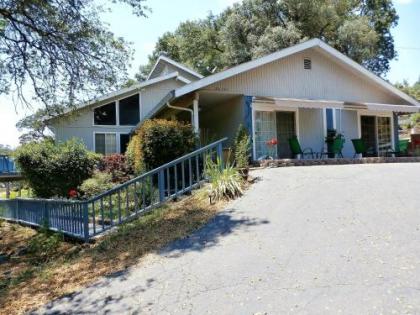 NEW CHARmING 2 BEDROOmS UNIt CLOSE tO EVERYtHING Oakhurst California
