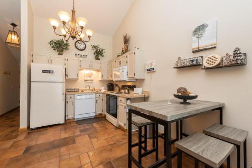 709H - Lakefront Penthouse Studio Condo with Breathtaking Lake Views Free WIFI! - image 3