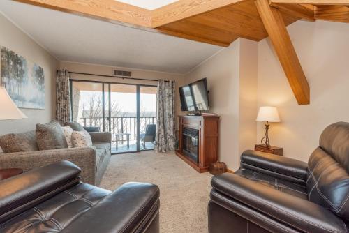 709H - Lakefront Penthouse Studio Condo with Breathtaking Lake Views Free WIFI! - image 5