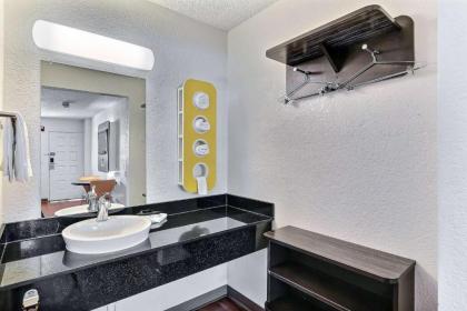 Motel 6-Oakland CA - Airport - image 9