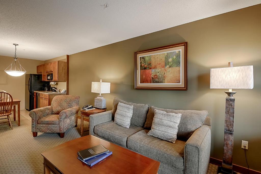 B205 - 1 Bedroom Lake View Suite at Lakefront Hotel - main image