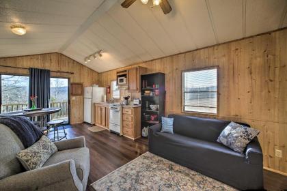 Oak Grove Nature Retreat with Kayaks and mountain View Missouri