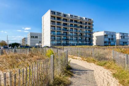 Beach Front Sails 104 - image 18
