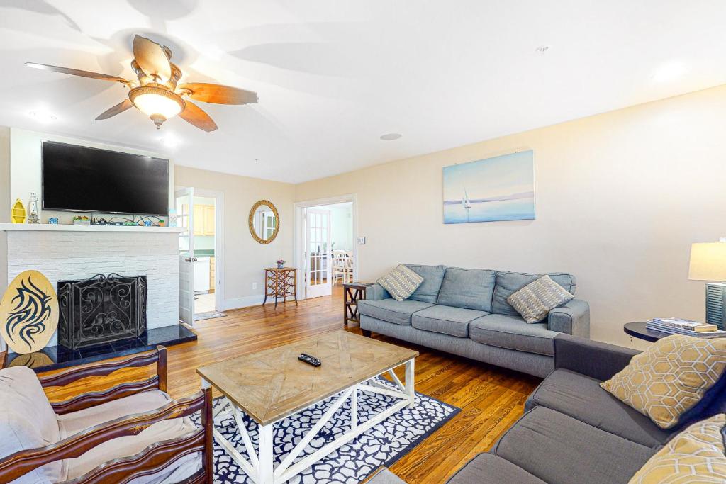 Boardwalk Bungalow - image 6