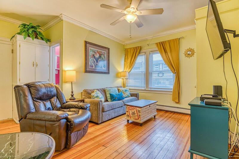 The Allenhurst Apartment #1 - 2 Bedroom & 1 Bathroom - main image