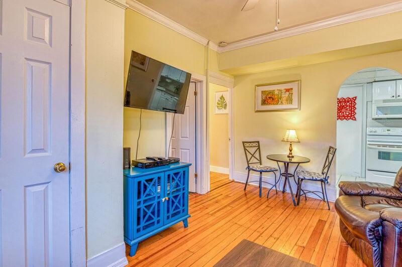 The Allenhurst Apartment #1 - 2 Bedroom & 1 Bathroom - image 2