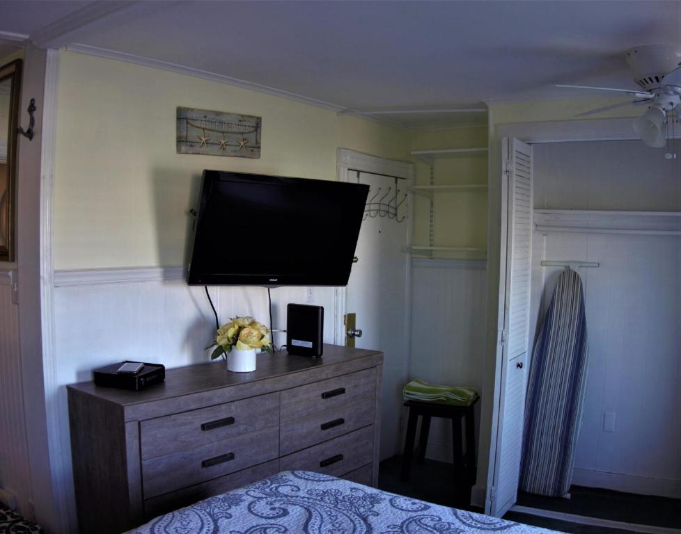 The Allenhurst Apartment #18 - Bright Queen Studio with Bathroom Kitchen and Work area - main image