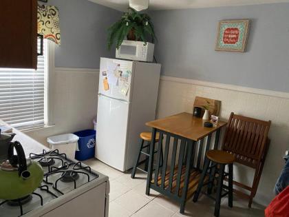The Allenhurst Apartment #18 - Bright Queen Studio with Bathroom Kitchen and Work area - image 3