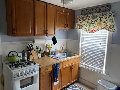 The Allenhurst Apartment #18 - Bright Queen Studio with Bathroom Kitchen and Work area - image 5