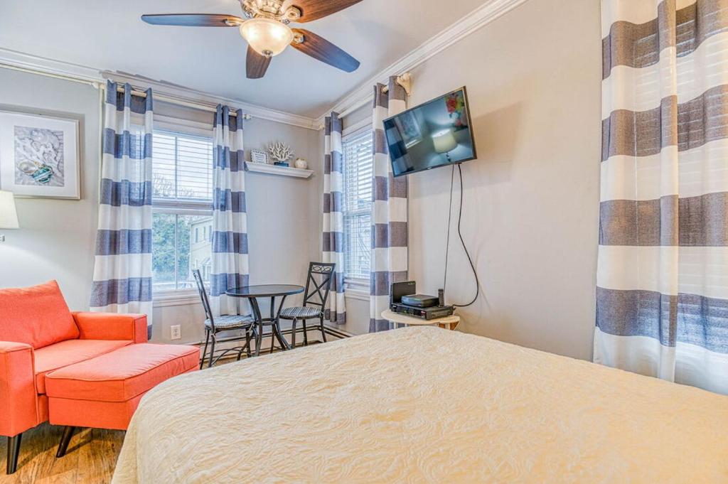 The Allenhurst Beach Apartment #6 - Small Studio with Bathroom & Kitchen - main image